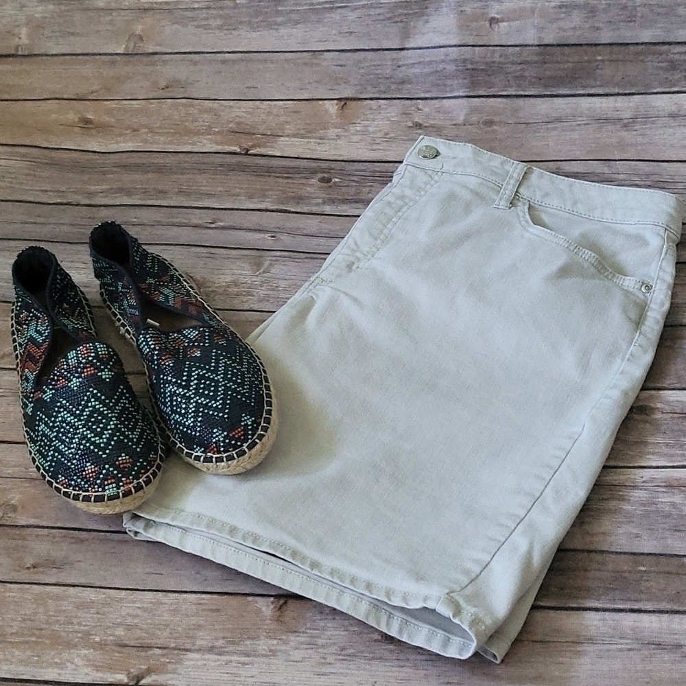*PRICE DROP*
Riders by Lee tan Bermuda jean shorts with 8.5" inseam